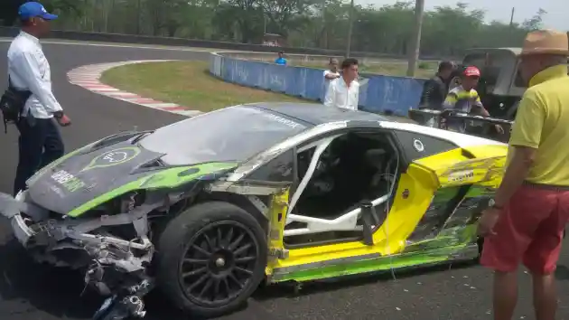 Foto - Lamborghini Berlogo GrabCar Terbalik