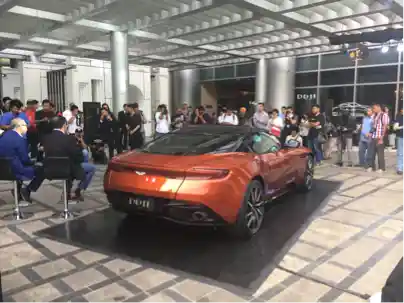 Foto - Aston Martin DB11 Meluncur Di Indonesia. Harga Masih 'Dirahasiakan'