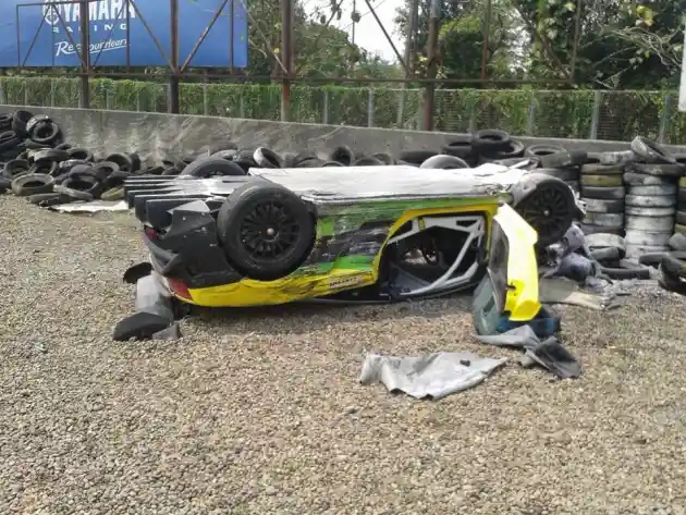 Foto - Lamborghini Berlogo GrabCar Terbalik