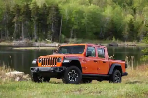 Foto - Ford Bronco Pun Diseting Jadi Lawan Jeep Gladiator