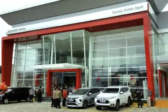 Foto - Mitsubishi Resmikan 2 Dealer Sekaligus di Kalimantan