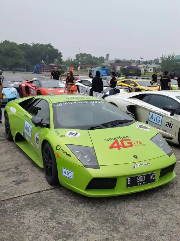 Foto - Adu Kebut Lamborghini Di Bandara Polonia