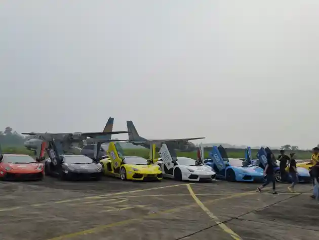 Foto - Adu Kebut Lamborghini Di Bandara Polonia