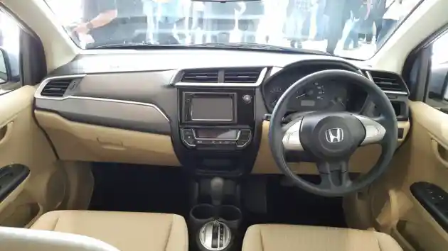 Foto - Fitur Dan Perbedaan Tiap Varian Honda Mobilio Facelift