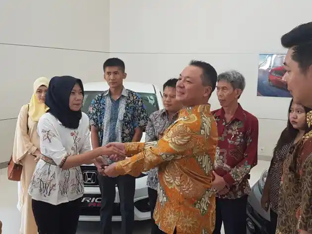 Foto - Honda Brio RS Dan Satya Facelift Diserahkan Ke Konsumen Pertama Hari Ini