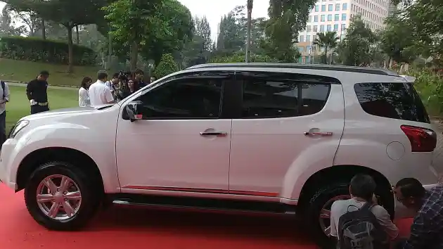 Foto - Isuzu MU-X Facelift Resmi Meluncur Dengan Harga RP 478 Juta