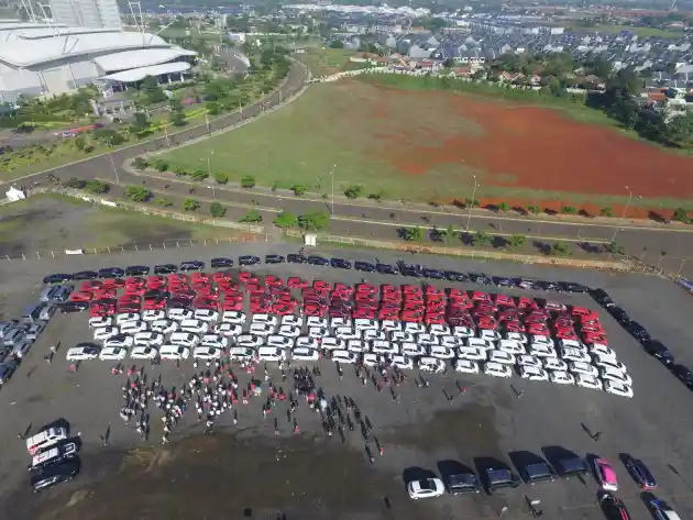 Foto - Ratusan Mobil Merah Putih Hiasi Sekitar GIIAS 2016 (7 Foto)