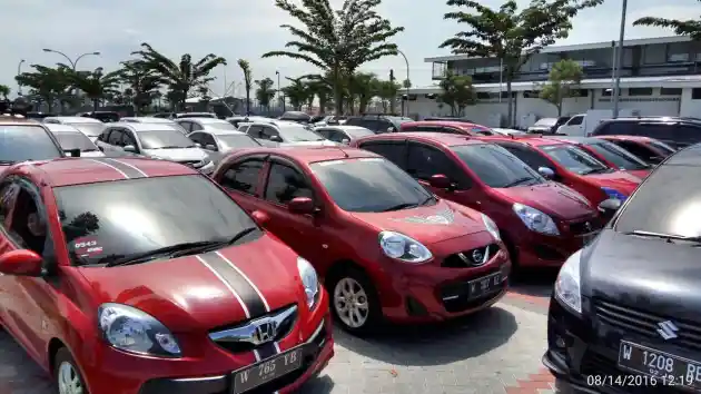 Foto - Ratusan Mobil Merah Putih Hiasi Sekitar GIIAS 2016 (7 Foto)