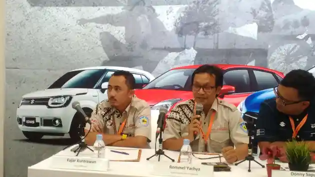 Foto - KOMUNITAS: Suzuki Jip Indonesia Sambut Jimny Terbaru dan Pajang Jimny Lawas