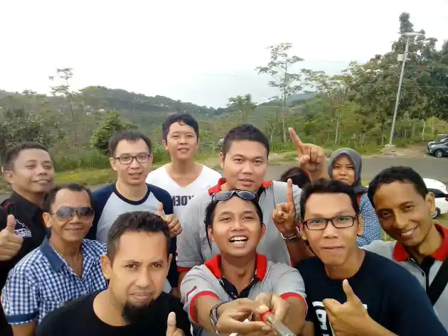 Foto - Mobilio Indonesia Community Region Jateng Menyempatkan Piknik ke Pantai