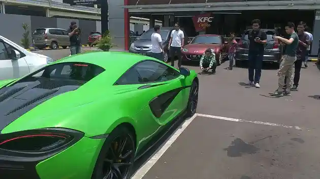 Foto - McLaren 570S Dijamin Tak Mogok Saat Terjebak Macet di Siang Panas