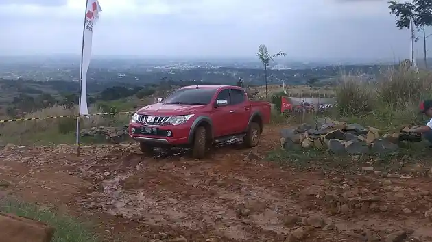 Foto - Mitsubishi Triton Ingin Curi Pasar Ford Ranger