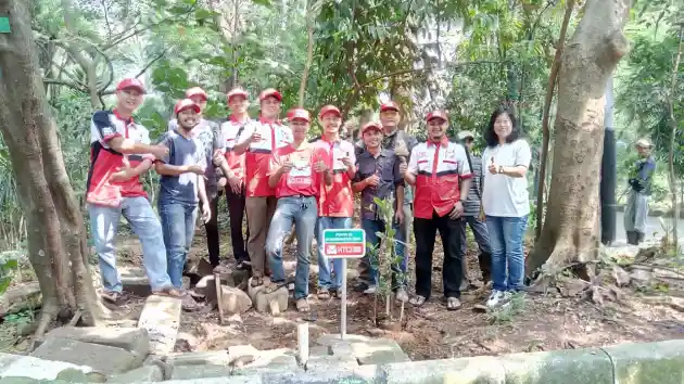 Foto - Komunitas Toyota Calya Indonesia Dukung Esensi LCGC Dengan Tanam Pohon