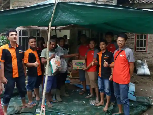 Foto - Kijang Kapsul Community Libas Lumpur Untuk Bantu Korban Banjir Di Lampung