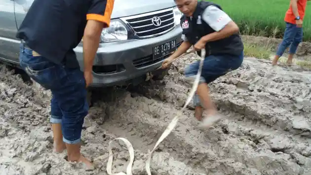 Foto - Kijang Kapsul Community Libas Lumpur Untuk Bantu Korban Banjir Di Lampung