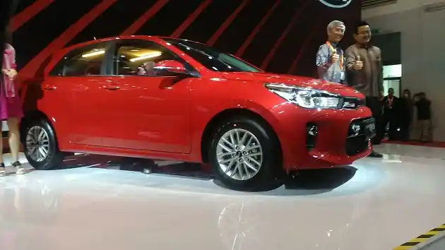 Foto - GALERI: Kia Rio 2017 Spek Indonesia (15 Foto)