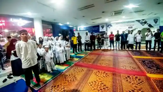 Foto - Proton Club Indonesia Ajak Anak-anak Yatim Piatu Buka Puasa Bersama APM