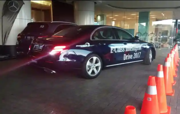 Foto - Mampukah Sistem Parkir Otomatis Mercedes-Benz E-Class Bekerja di Area Sulit Khas Indonesia?