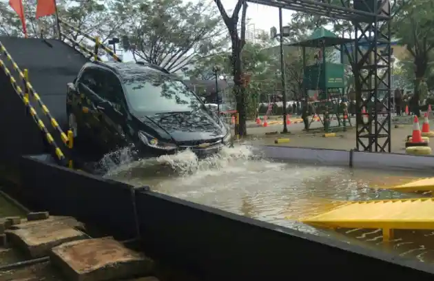 Foto - Tips Saat Terpaksa Melintasi Genangan Banjir