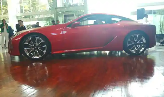 Foto - Lexus LC 500 Bermesin 5.000 CC Mengaspal di Indonesia, Sentuh 470 DK