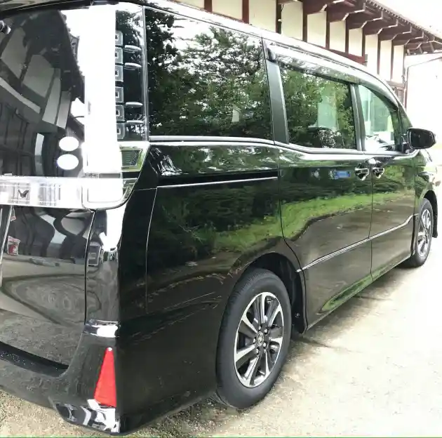 Foto - SPY SHOT: Toyota Voxy Sudah Ada di Dealer Jakarta (11 Foto)