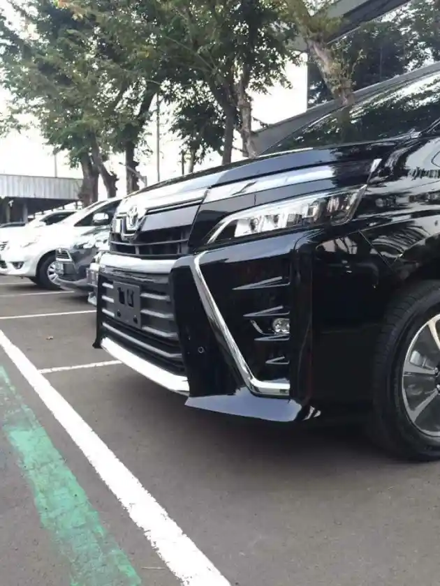 Foto - SPY SHOT: Toyota Voxy Sudah Ada di Dealer Jakarta (11 Foto)