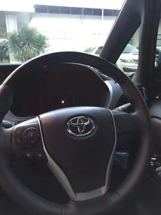 Foto - SPY SHOT: Toyota Voxy Sudah Ada di Dealer Jakarta (11 Foto)