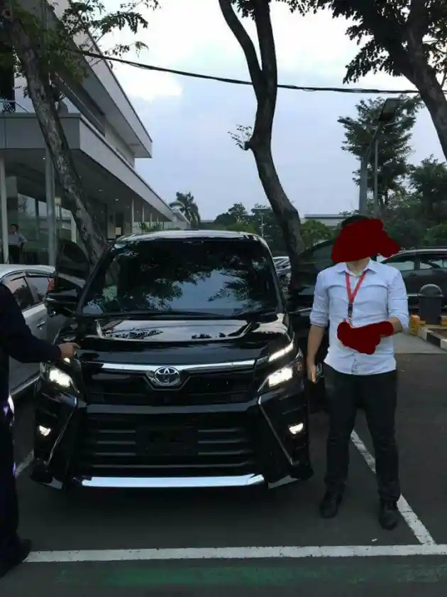 Foto - SPY SHOT: Toyota Voxy Sudah Ada di Dealer Jakarta (11 Foto)