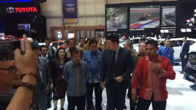 Foto - GIIAS 2017: Jusuf Kalla Datang Berkunjung, Tertarik Hybrid