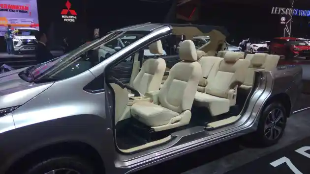 Foto - Wuling Confero dan Mitsubishi Xpander Dibelah, Seperti ini Jadinya