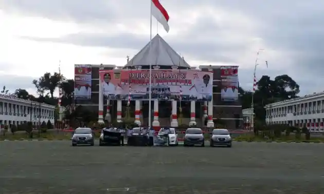 Foto - Bendera Kebanggaan Datsun Go+ Community Indonesia Mendarat di Papua