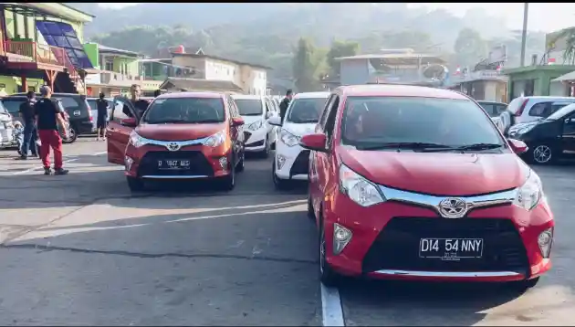 Foto - Calya Sigra Club Chapter Bandung Terabas Air Pasang Saat Kopdar