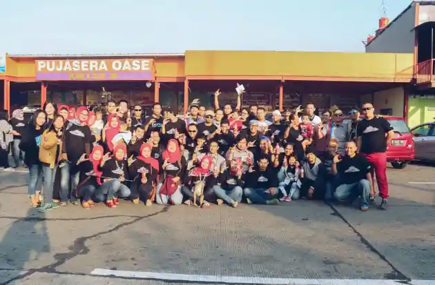 Foto - Calya Sigra Club Chapter Bandung Terabas Air Pasang Saat Kopdar