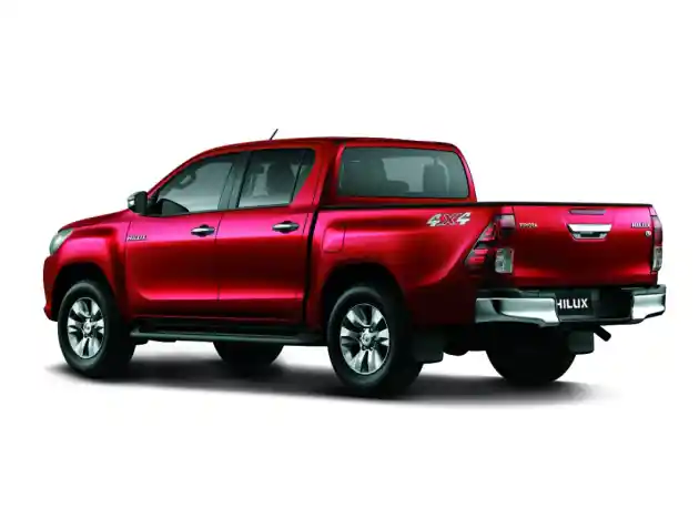 Foto - Toyota Hilux Siap Tugas Off Road Goda Konsumen