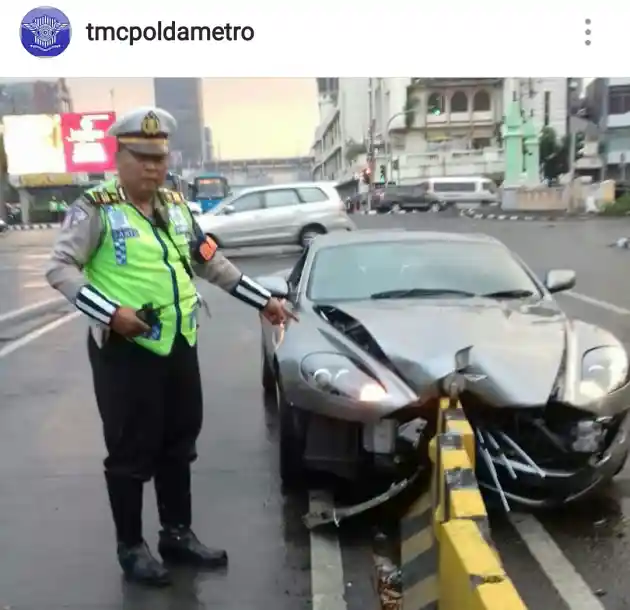 Foto - Marak Kecelakaan Tabrak Pembatas Jalan, Ini Kata Kepolisian