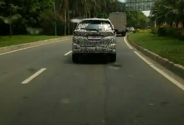 Foto - SPY SHOT: Toyota Rush Generasi Terbaru di Karawang