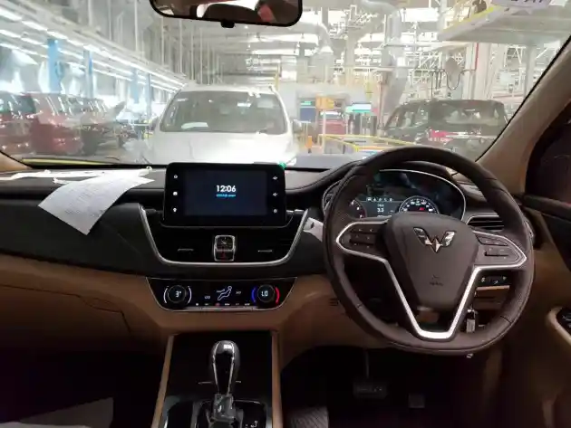 Foto - SPY SHOT: Interior Model Baru Wuling Bertransmisi Otomatik!