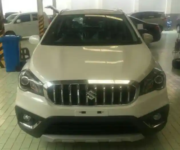 Foto - Suzuki SX4 S-Cross Facelift Sudah Ada di Dealer!