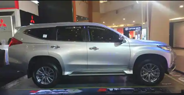 Foto - Adu Laris Fortuner VS Pajero Sport Selama 6 Bulan 2019. Siapa yang Menang?