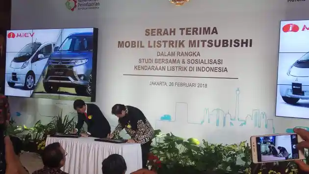 Foto - Mitsubishi Resmi Beri 10 Unit Mobil Listrik dan PHEV ke Kementerian Perindustrian