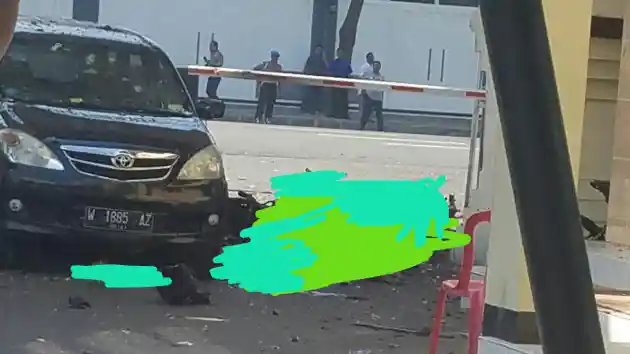 Foto - Dua Toyota Avanza Jadi Sorotan di Ledakan Bom Surabaya