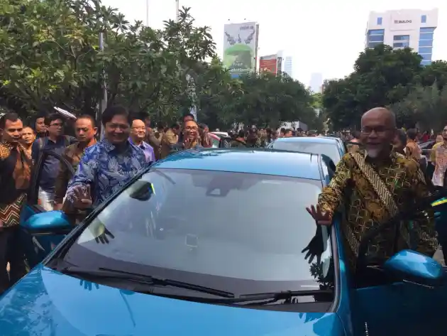 Foto - Toyota Berikan Mobil Untuk 6 Universitas Demi Songsong Era Mobil Listrik