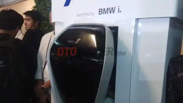 Foto - BMW Beri i Wallbox Plus di "SPBU" Mobil Listrik Jakarta