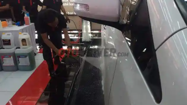 Foto - Cuci Mobil di Autoglaze SPBU Pertamina RP 50 Ribu