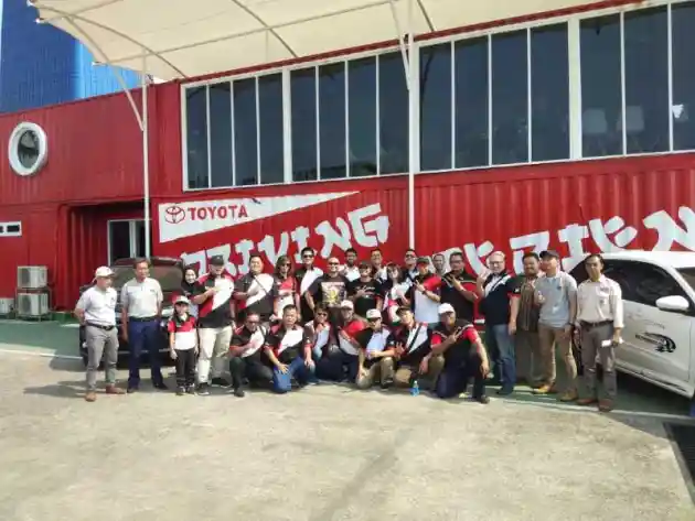 Foto - Keseruan Velozcity Mencoba Toyota Driving Experience