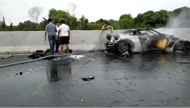 Foto - Sebuah Nissan GT-R R35 Ludes Terbakar di Tol Cibubur