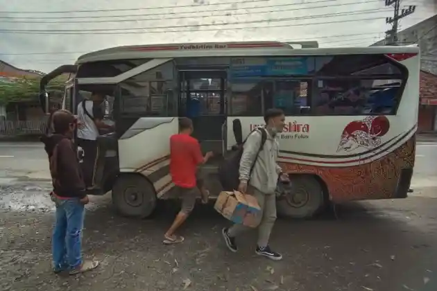 Foto - Mencicip Sensasi Bus Tuyul, Ongkosnya Tergantung Nego!