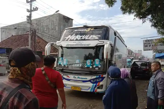 Foto - Simak Plus Minus Perjalanan Bus Di Siang Hari