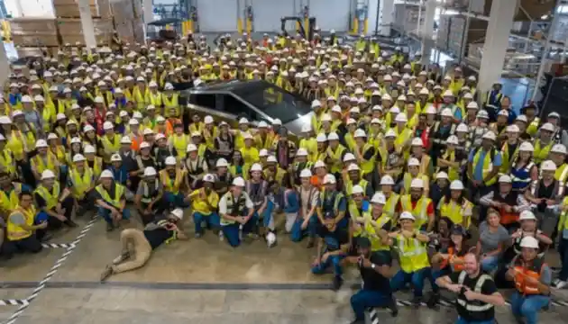 Foto - Permintaan Tinggi, Waktu Tunggu Tesla Cybertruck Hingga Lima Tahun