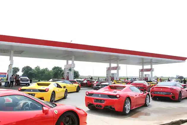 Foto - Komunitas Ferrari Komentari Daftar Mobil Mewah Telat Pajak